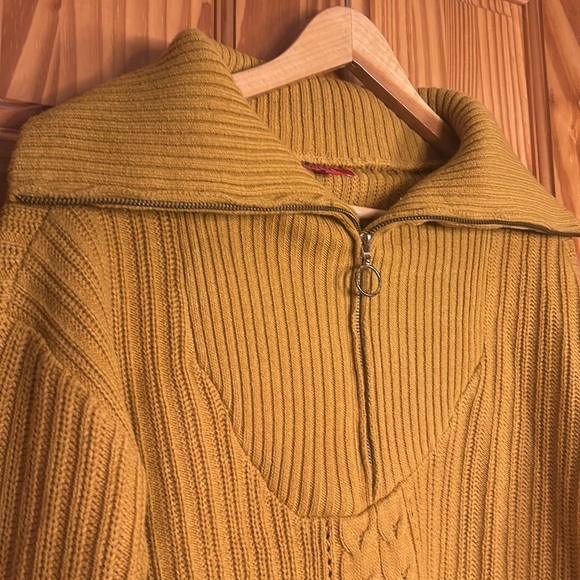 Guess knit sweater. Women size large. Excellent condition. - Picture 2 of 6